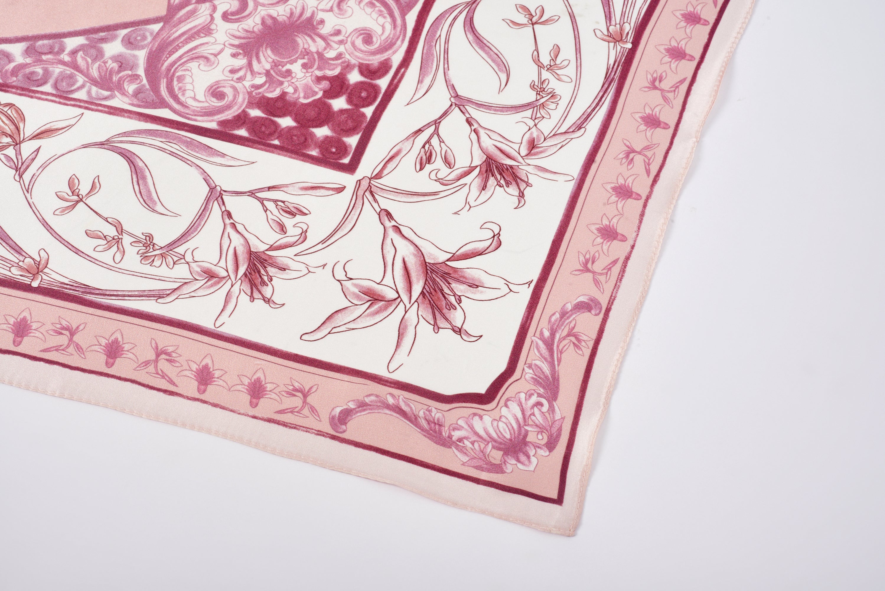 經典真絲方巾 ｜琥珀羽影｜Silk Art Scarf