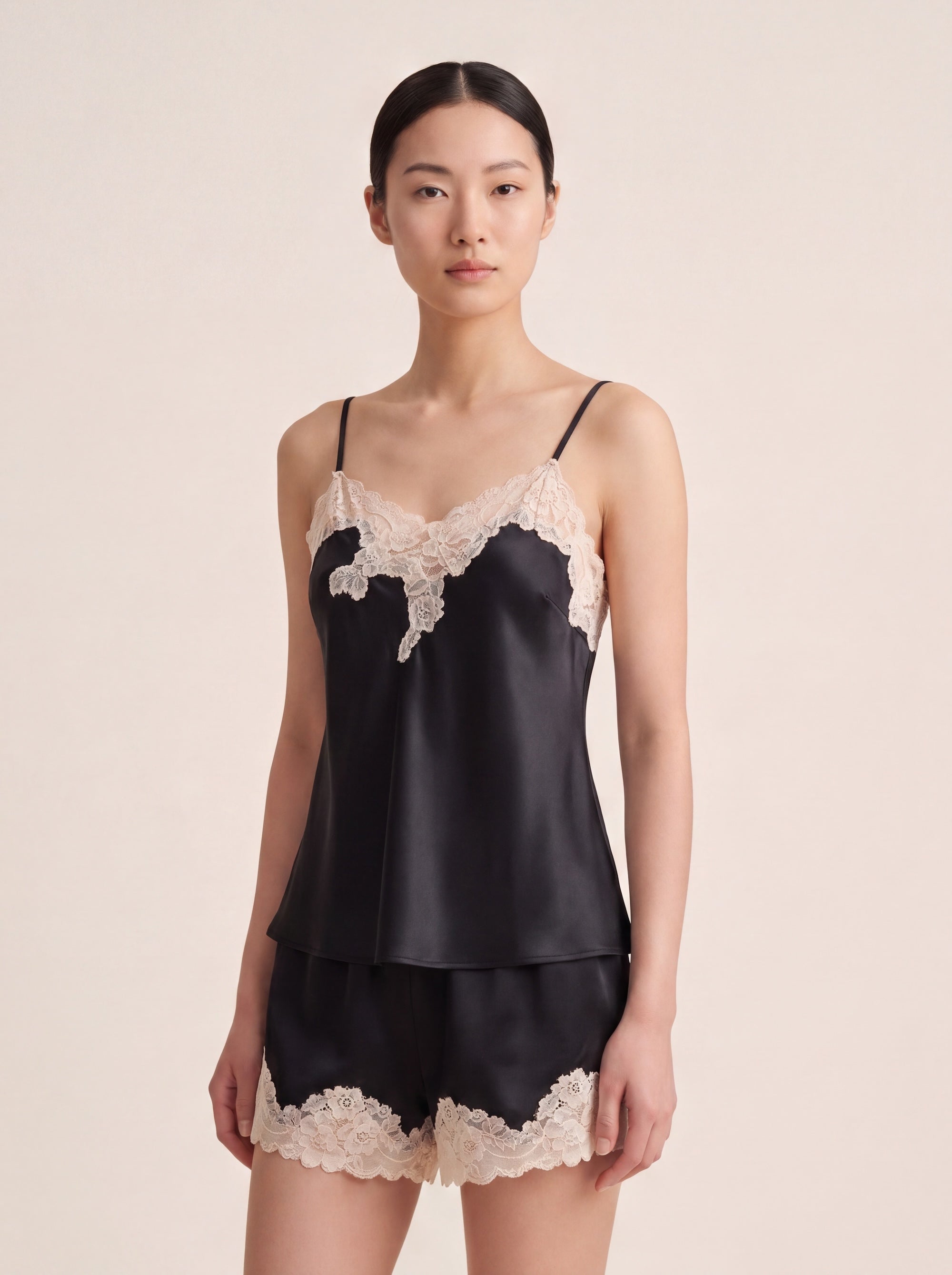 微光蕾絲短褲套裝｜真絲細肩帶睡衣