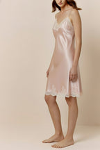 真絲裸色蕾絲吊帶睡裙｜浪漫裸粉・柔光親膚真絲睡衣裙